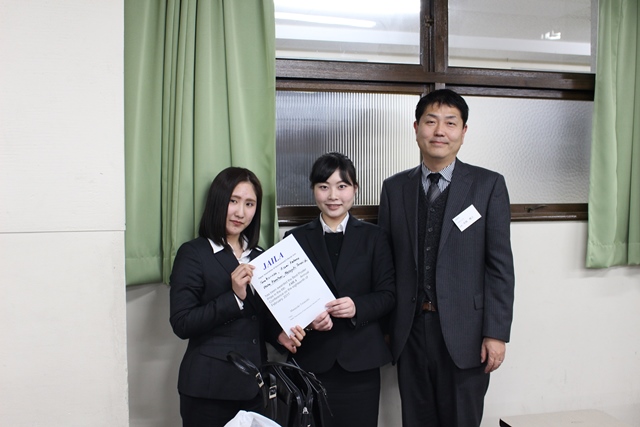 優秀ポスター賞を受賞した鎌田那奈さんと金谷和香さん